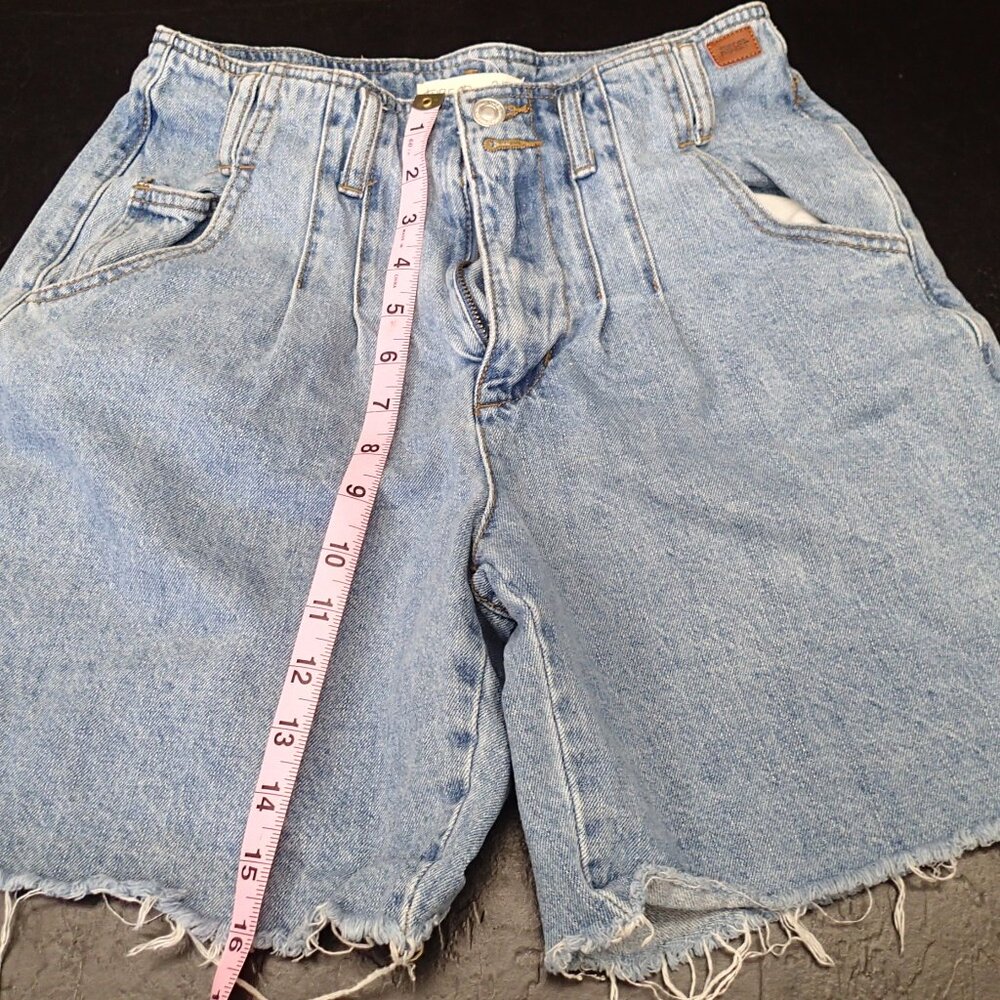 Thread Market Ladies Shorts Size 3/26